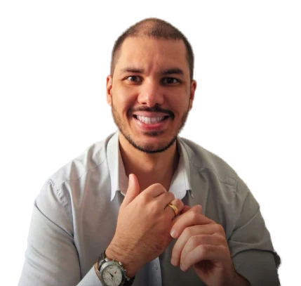 Davilson Anacleto sorrindo, de camisa clara